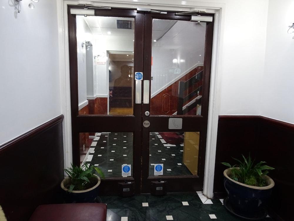 The Gatwick White House Hotel Хорли Экстерьер фото