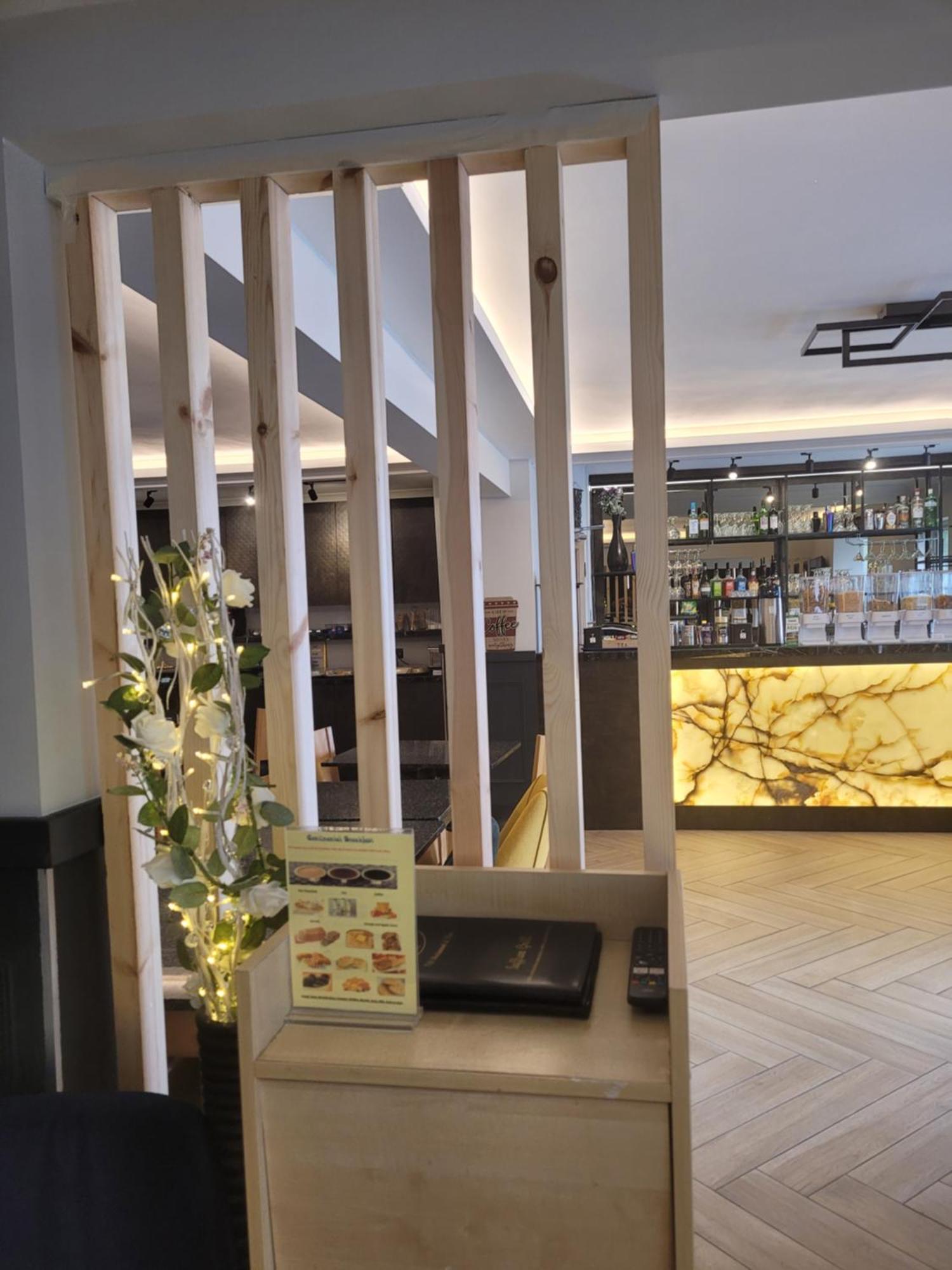 The Gatwick White House Hotel Хорли Экстерьер фото