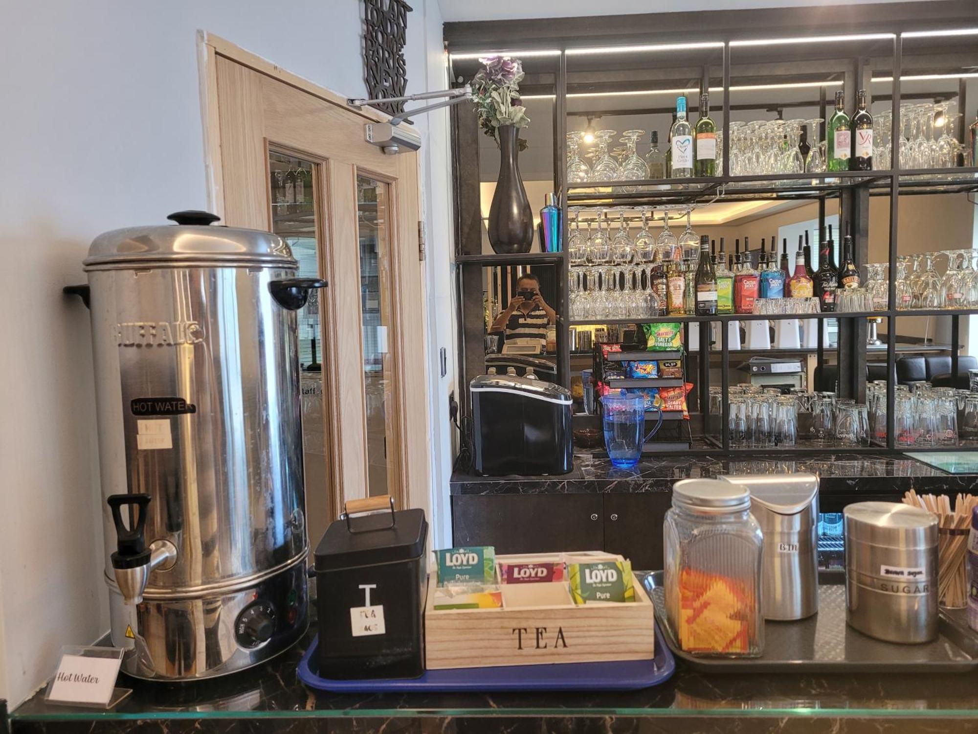 The Gatwick White House Hotel Хорли Экстерьер фото